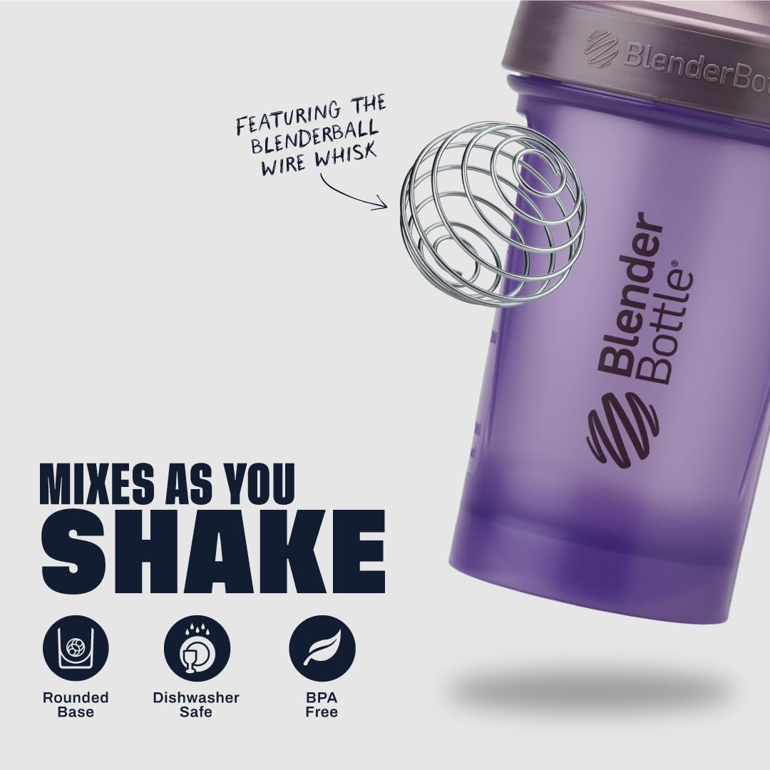 BlenderBottle boca ancha con ingredientes dentro para añadir polvos y fruta fácilmente