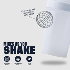 BlenderBottle boca ancha siendo rellenada con polvos y líquido fácilmente