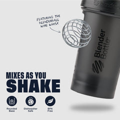 BlenderBottle boca ancha mientras se añaden polvos para una carga rápida y limpia
