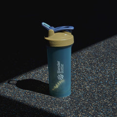BlenderBottle Classic V2 en entorno exterior portátil y fácil de transportar