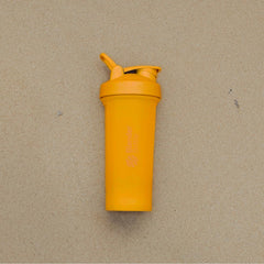 Comparación de tamaño BlenderBottle junto a una mano para escala y portabilidad