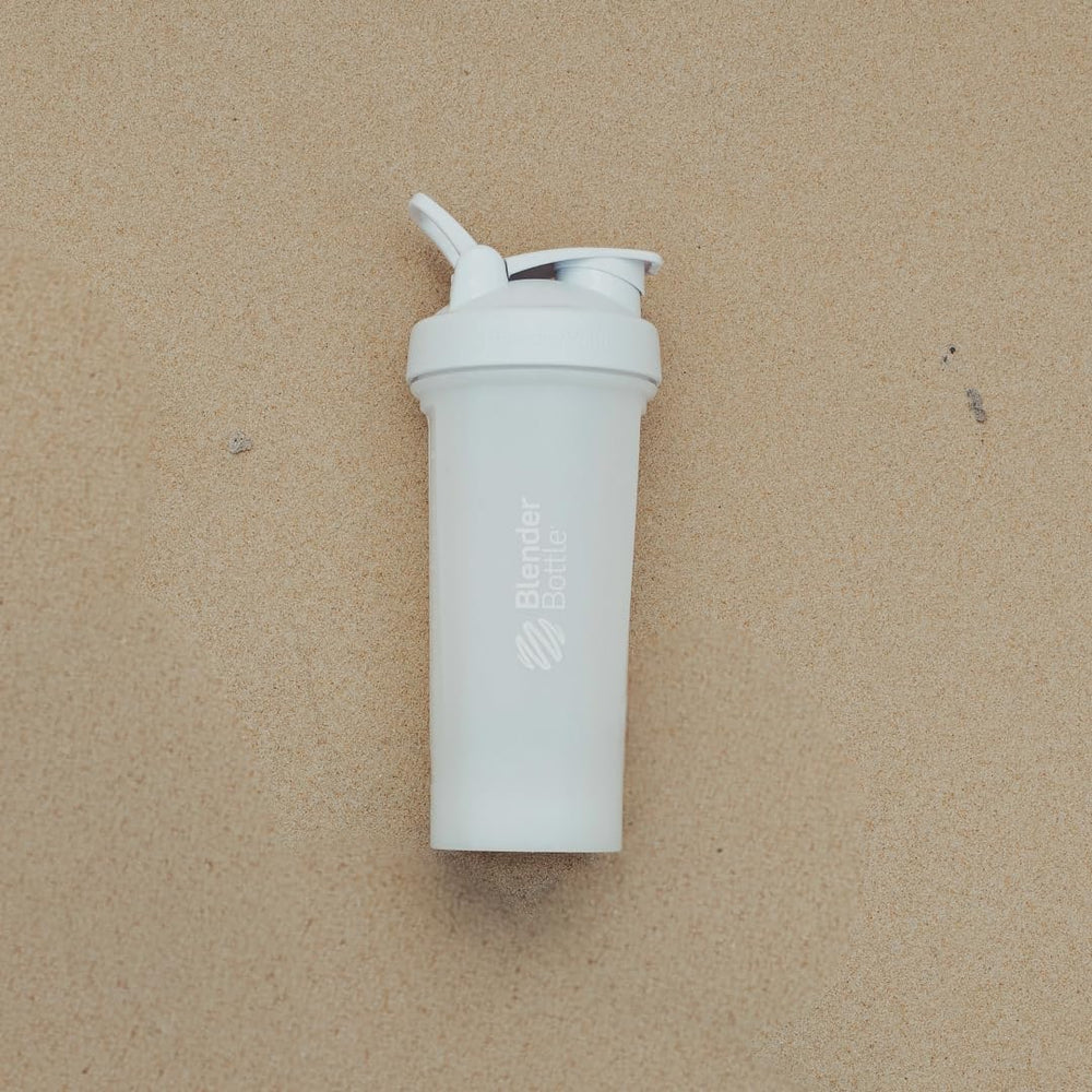 BlenderBottle Classic V2 comparación de tamaño en mano para referencia de capacidad