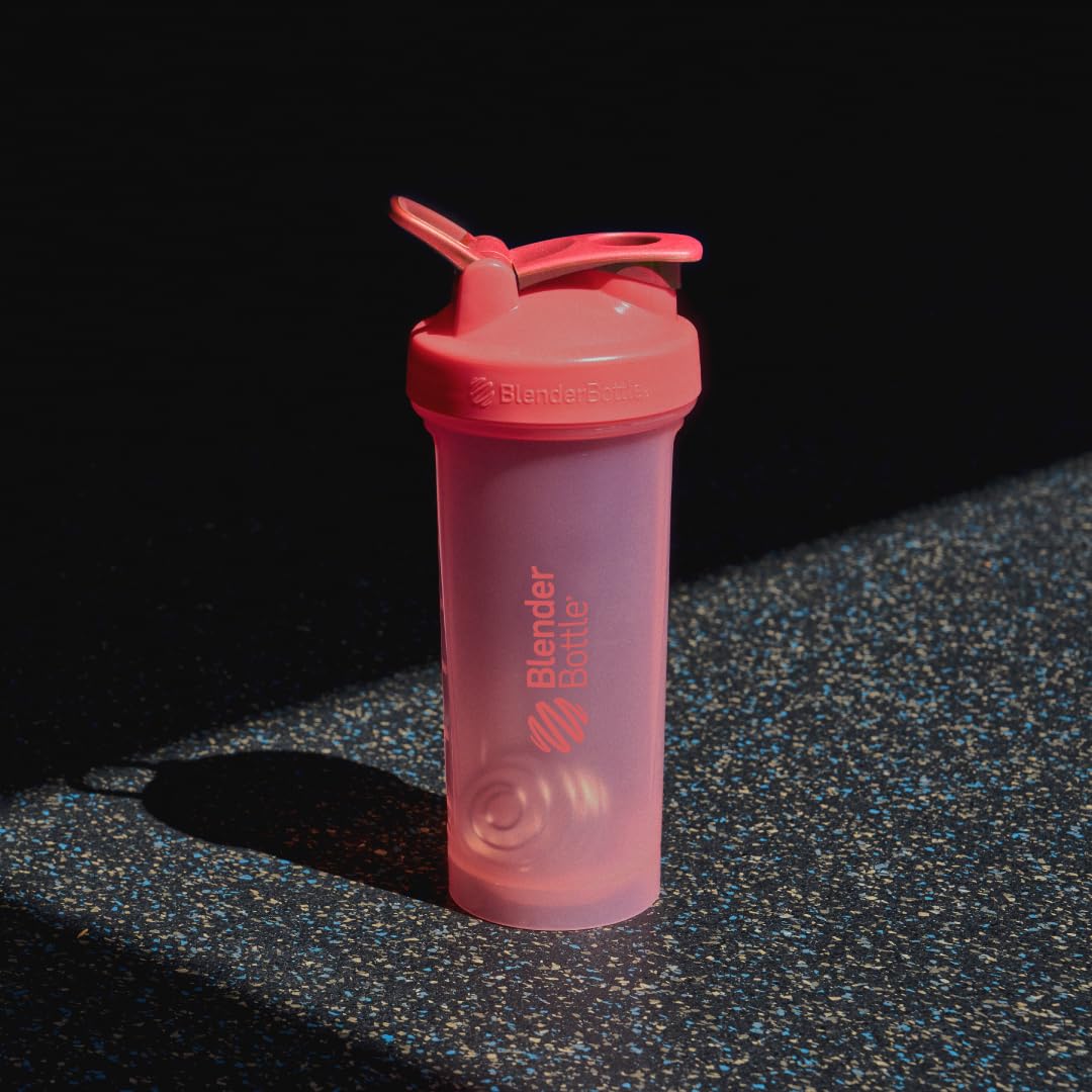 BlenderBottle comparada con mano para visualizar tamaño y capacidad práctica
