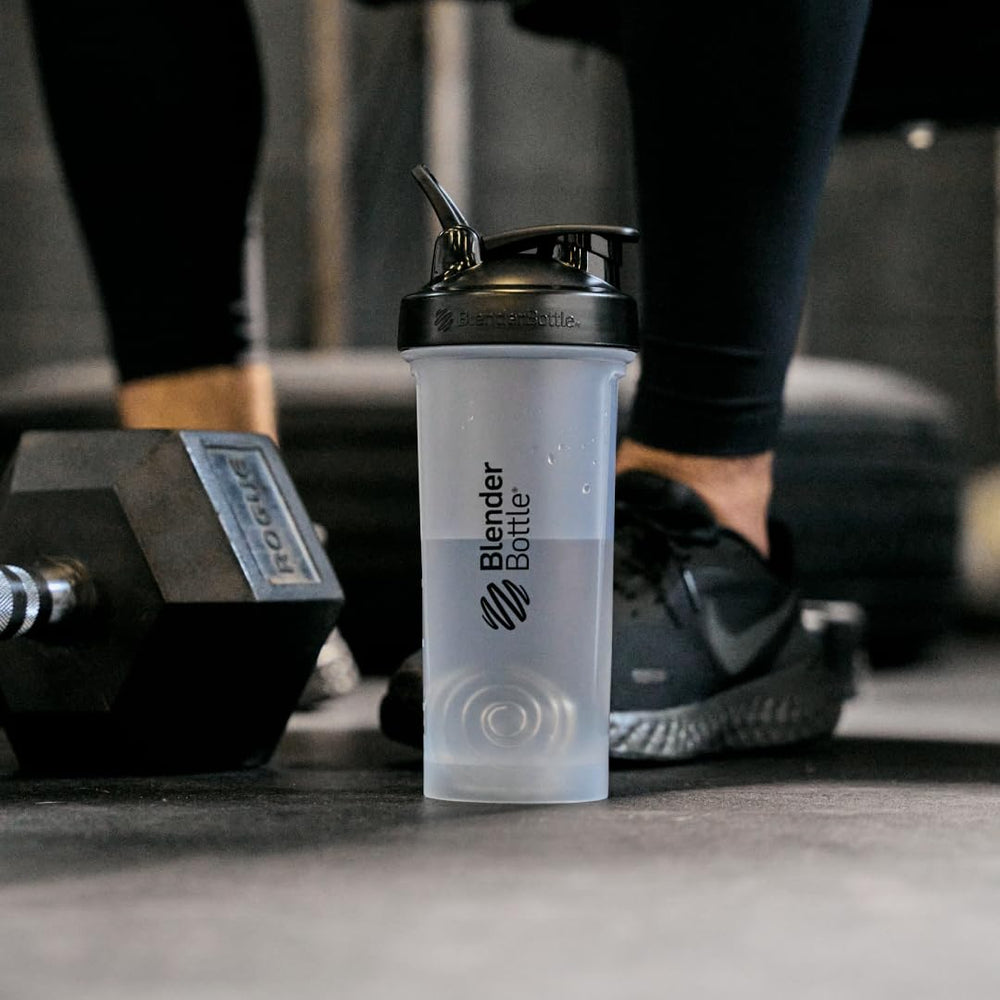 BlenderBottle en uso en gimnasio ofreciendo mezcla rápida y transporte seguro