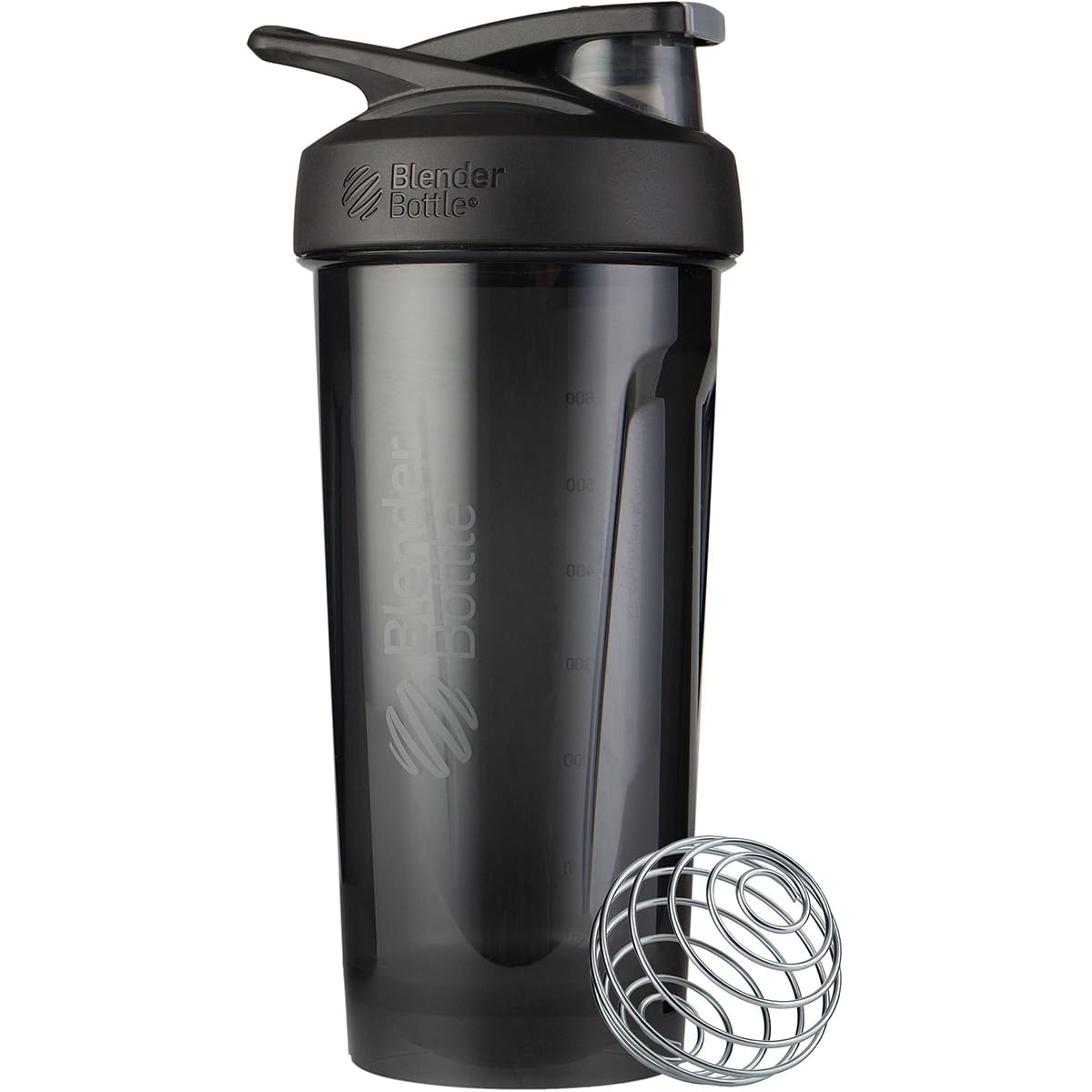 BlenderBottle junto a botella de agua para mostrar escala y capacidad