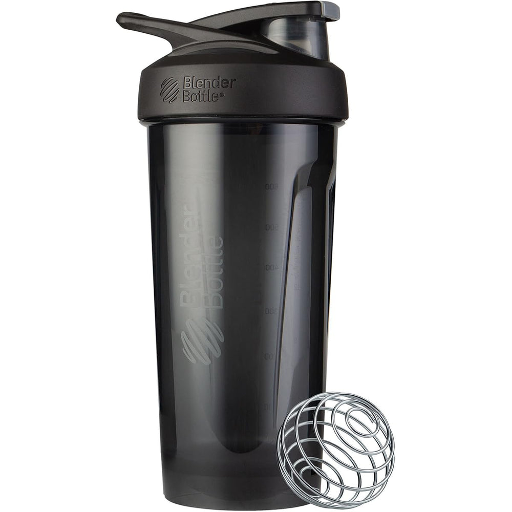 BlenderBottle junto a botella de agua para mostrar escala y capacidad
