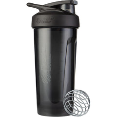 BlenderBottle junto a botella de agua para mostrar escala y capacidad