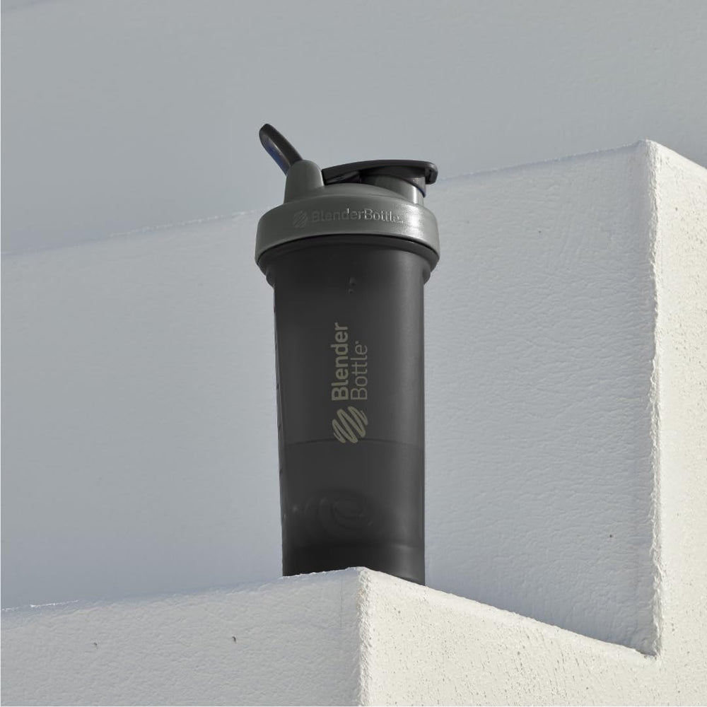 BlenderBottle comparación de tamaño en portavasos de coche mostrando compatibilidad