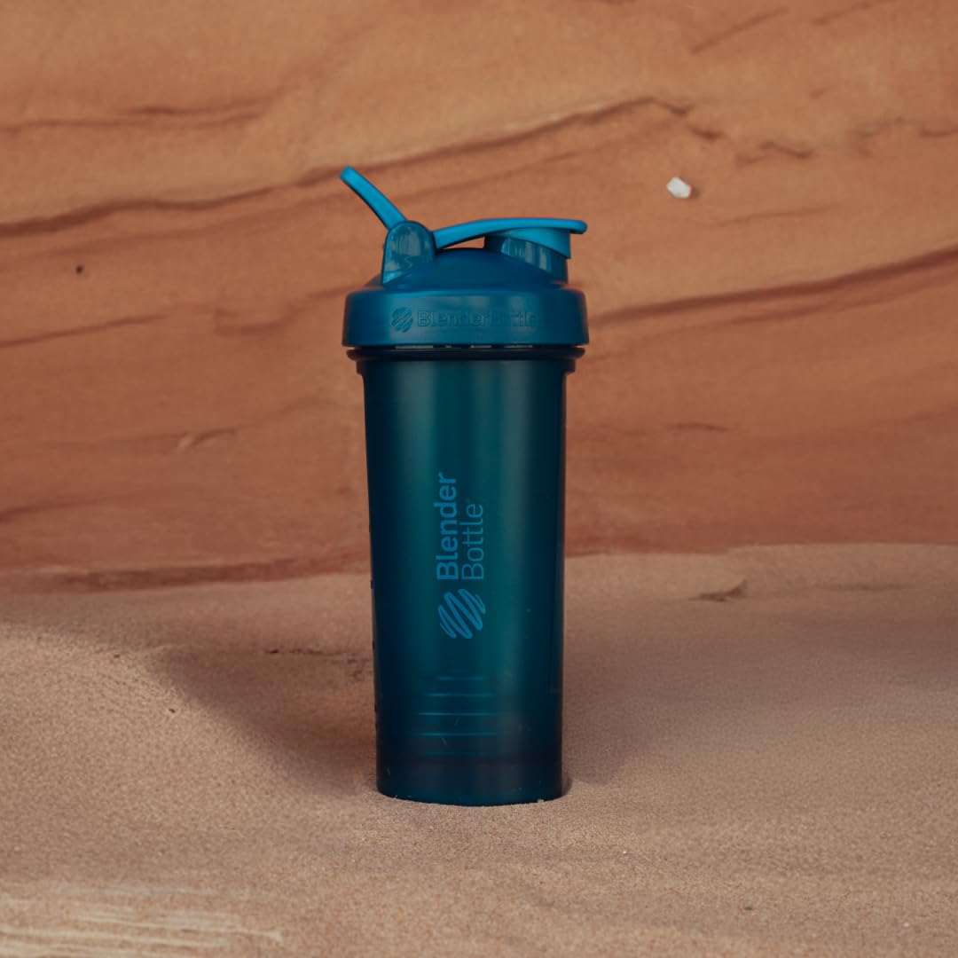 Comparación de tamaño de la BlenderBottle 28 oz colocada en un portavasos de coche para referencia