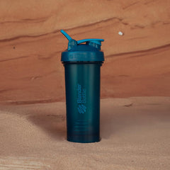 Comparación de tamaño de la BlenderBottle 28 oz colocada en un portavasos de coche para referencia