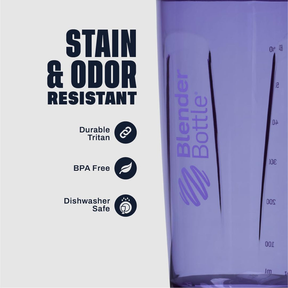 BlenderBottle en mano en gimnasio, uso práctico para batidos y agua