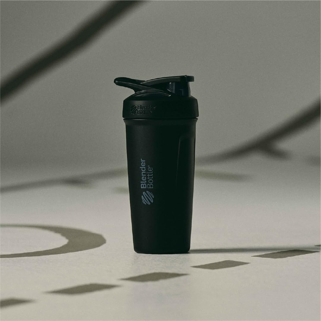 BlenderBottle comparada con una mano para mostrar tamaño y capacidad 24 oz