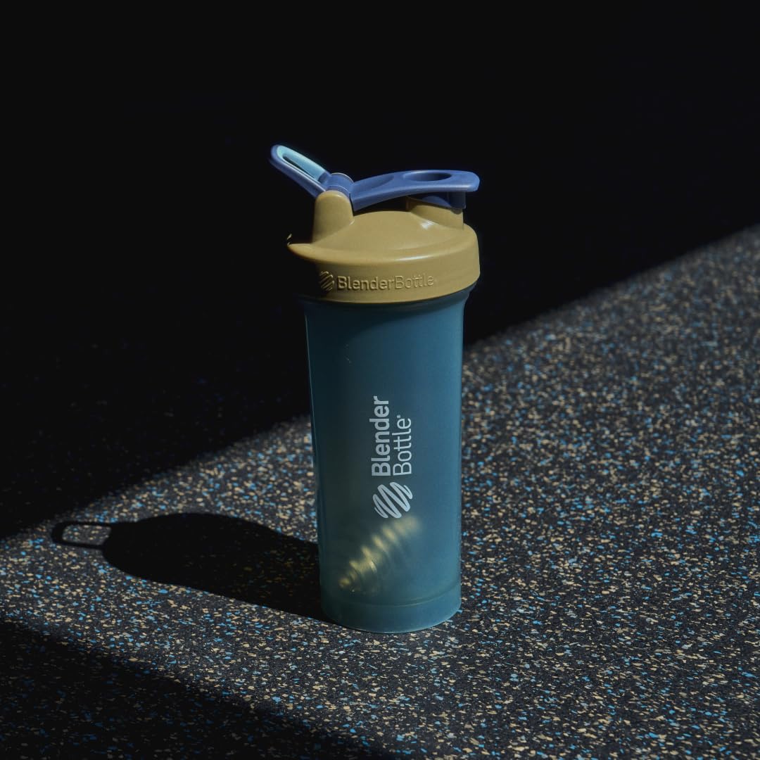 Comparación de escala con manos mostrando tamaño práctico del BlenderBottle