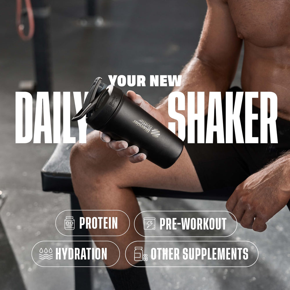 BlenderBottle en gimnasio junto a toalla y pesa, mantiene bebidas frías durante entrenamiento