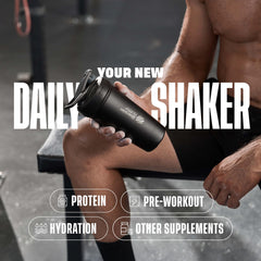 BlenderBottle en gimnasio junto a toalla y pesa, mantiene bebidas frías durante entrenamiento