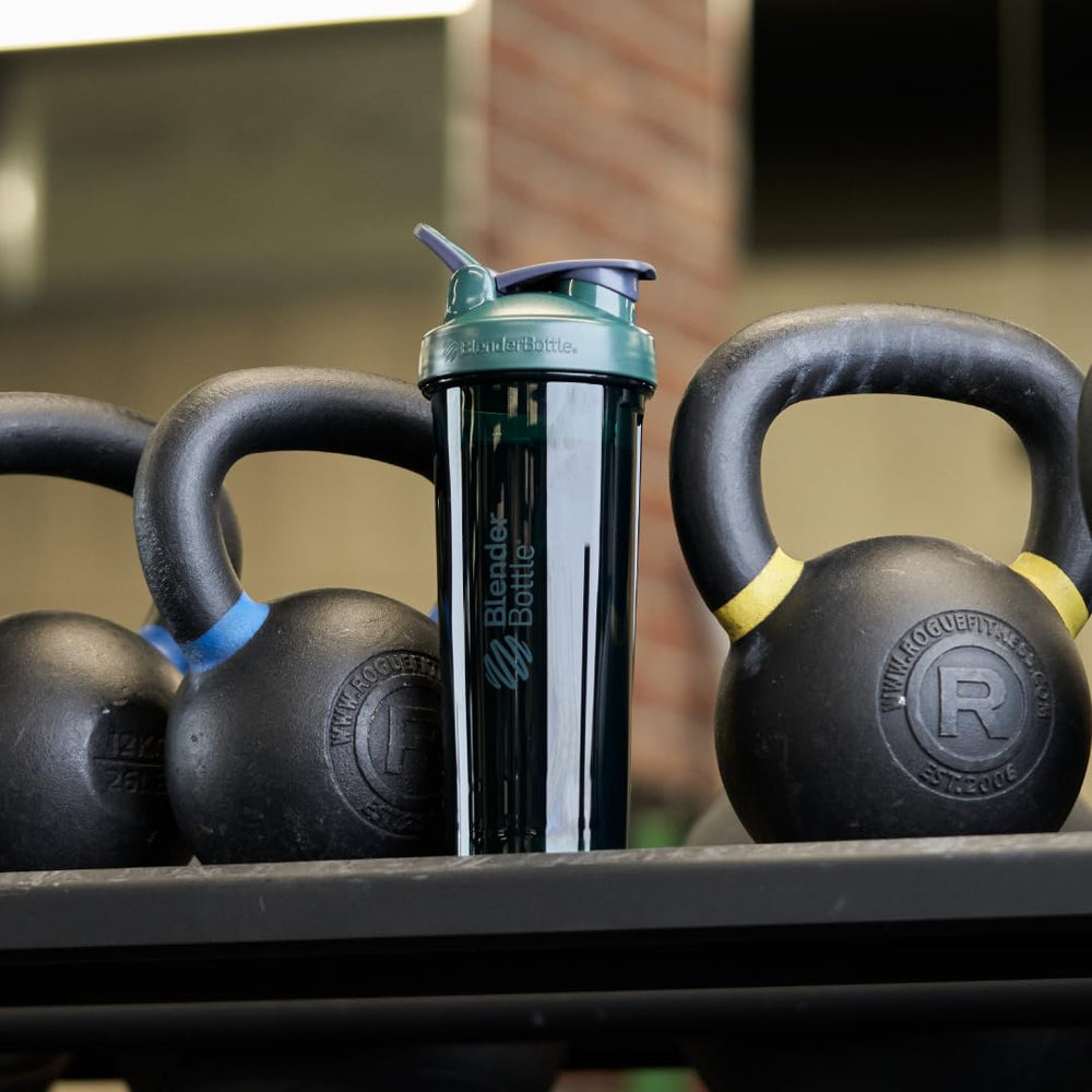 BlenderBottle en entorno de gimnasio mostrando transporte fácil y uso diario