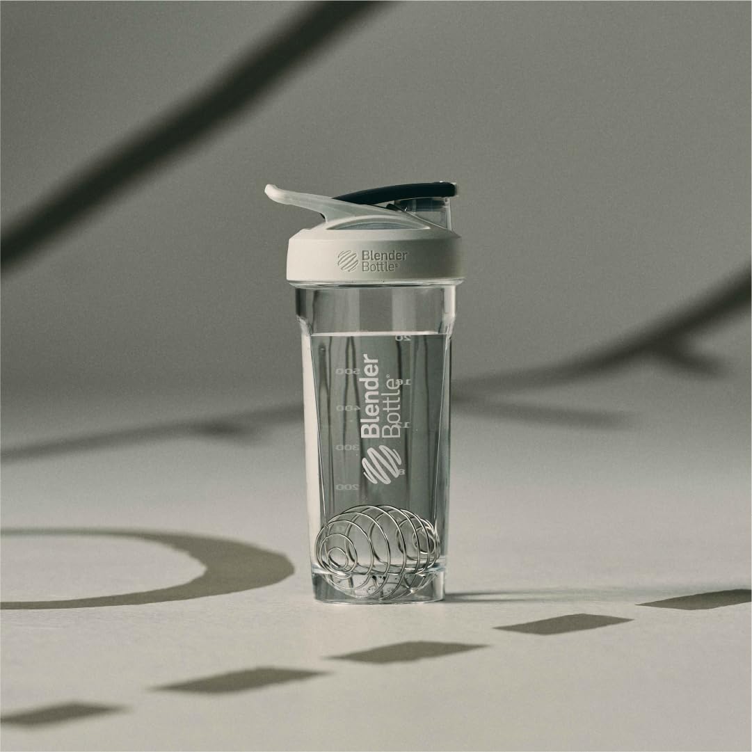 BlenderBottle interior con marcas de medición y BlenderBall para mezclas precisas