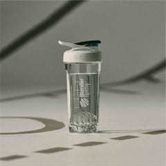 BlenderBottle interior con marcas de medición y BlenderBall para mezclas precisas