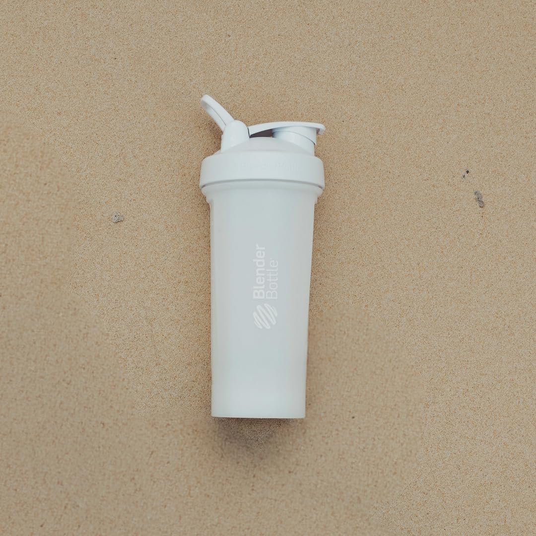 BlenderBottle detalle de marcas en oz/ml y SpoutGuard que mantiene limpia la boquilla