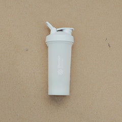 BlenderBottle detalle de marcas en oz/ml y SpoutGuard que mantiene limpia la boquilla