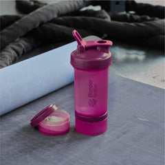 BlenderBottle ProStak en uso durante entrenamiento transporte cómodo