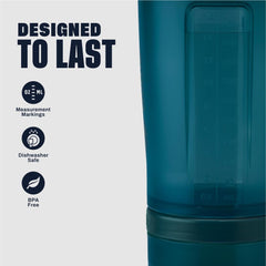 Usuario en gimnasio usando BlenderBottle ProStak para mezclar proteína y entrenar mejor