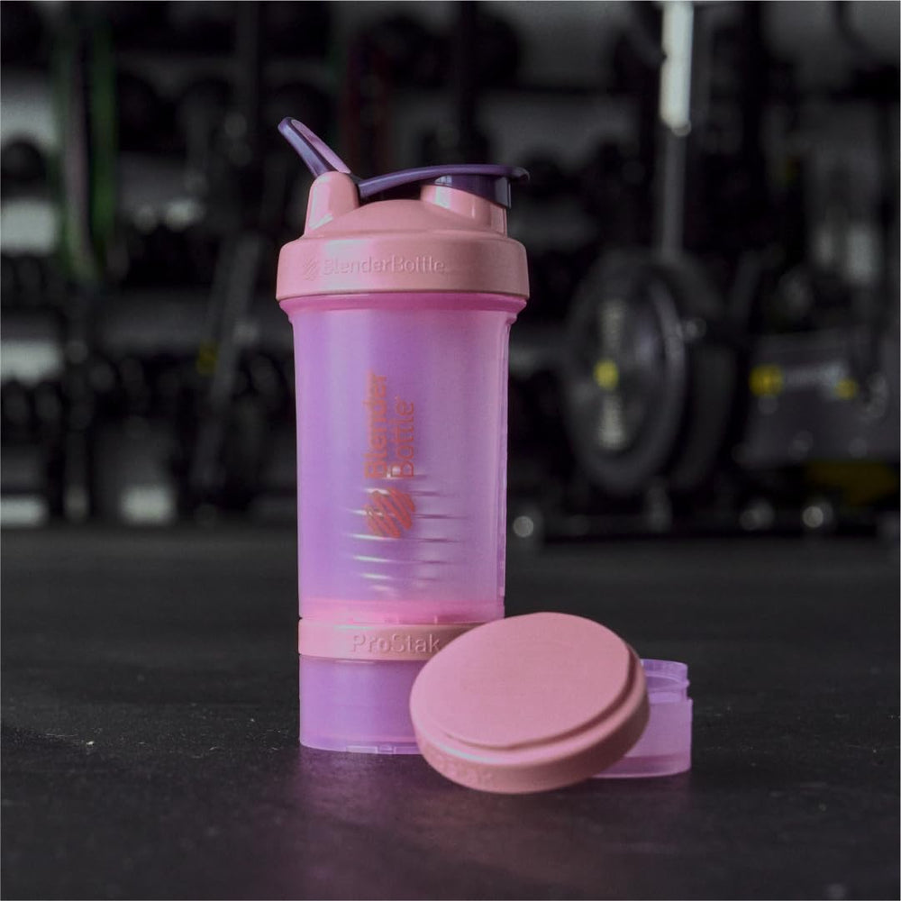 BlenderBottle en entorno de gimnasio mostrando portabilidad y uso diario práctico