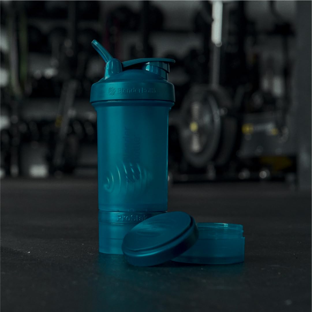 Comparación de tamaño del shaker BlenderBottle ProStak junto a una botella estándar, porciones claras