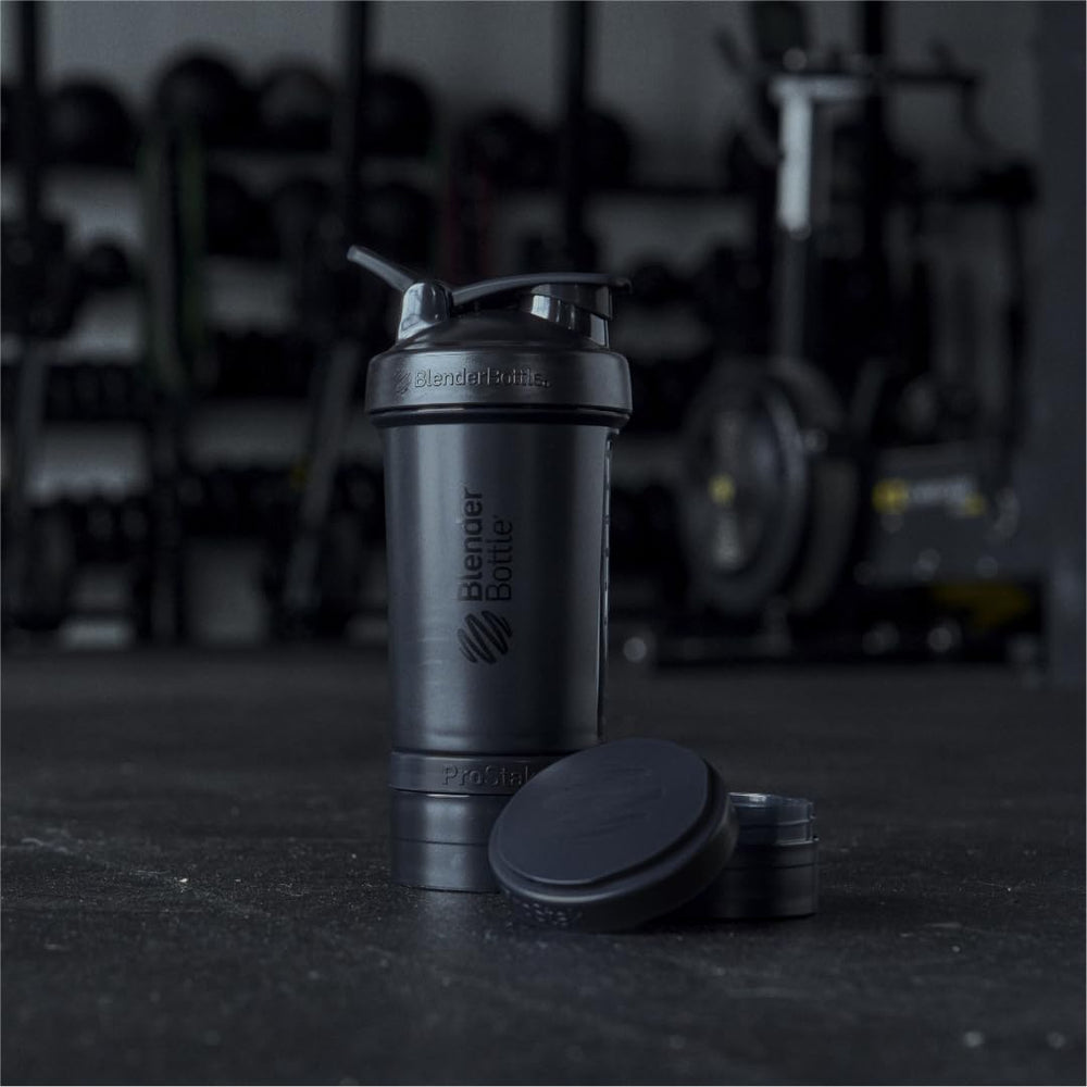 BlenderBottle ProStak en uso en gimnasio portabilidad y conveniencia visual