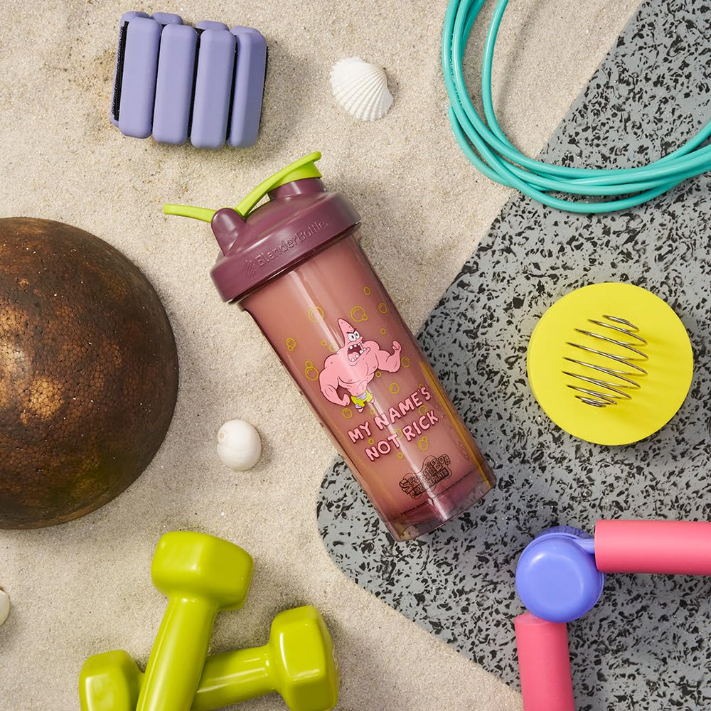 BlenderBottle junto a botella de agua para comparar tamaño 28 oz, BlenderBottle ayuda a planificar porciones