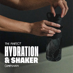 BlenderBottle SportMixer junto a una mano para comparar tamaño práctico