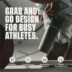 BlenderBottle Strada Sleek en portavasos del coche demostrando ajuste seguro