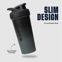 BlenderBottle Strada Sleek en manos en el gimnasio manteniendo bebida fría