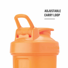 Persona sosteniendo BlenderBottle Classic V2 verde en el gimnasio para hidratación práctica