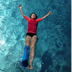 BLOCCS funda puesta en pierna de niño en piscina, mantiene vendaje seco