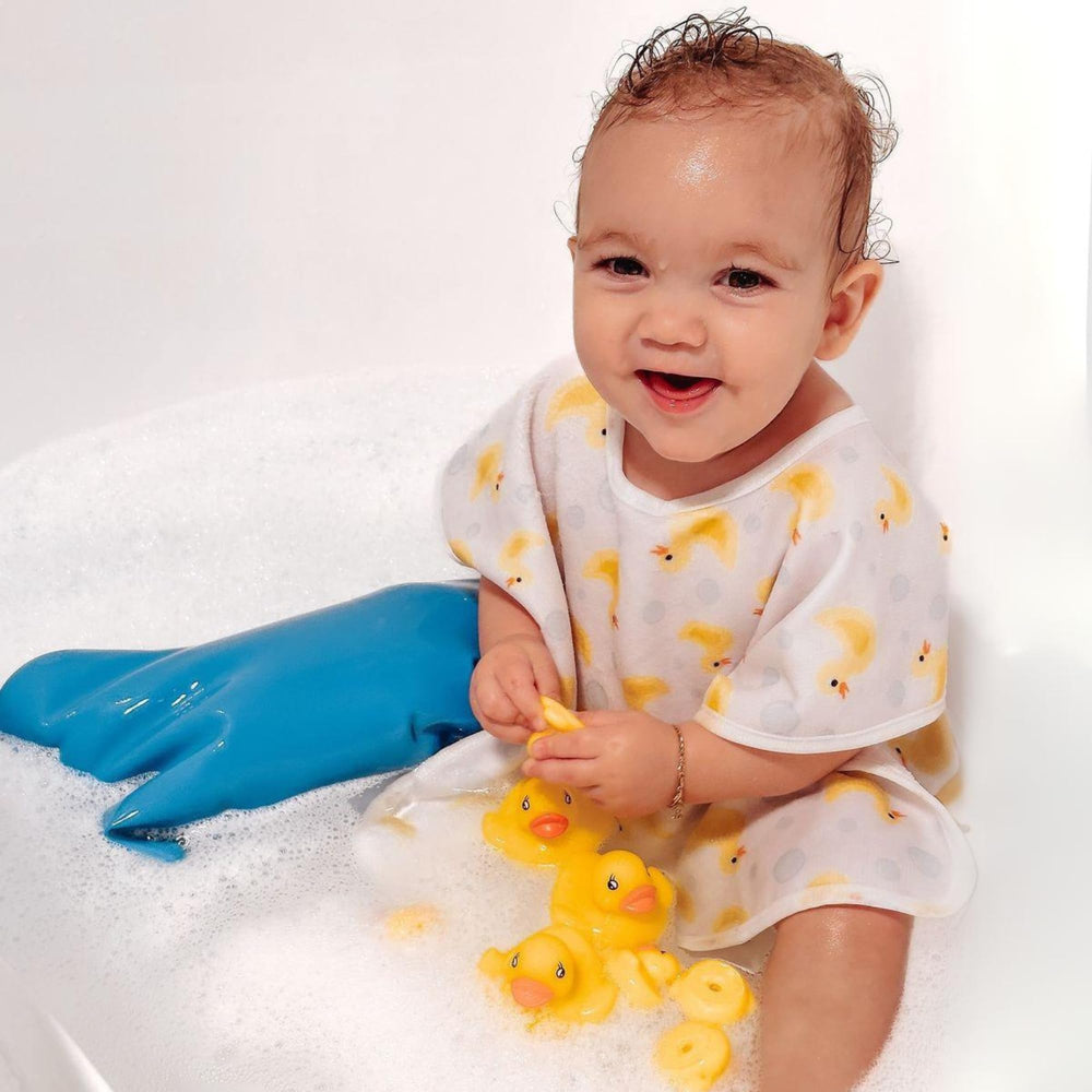 BLOCCS niña usando la funda en la ducha para mantener vendaje seco