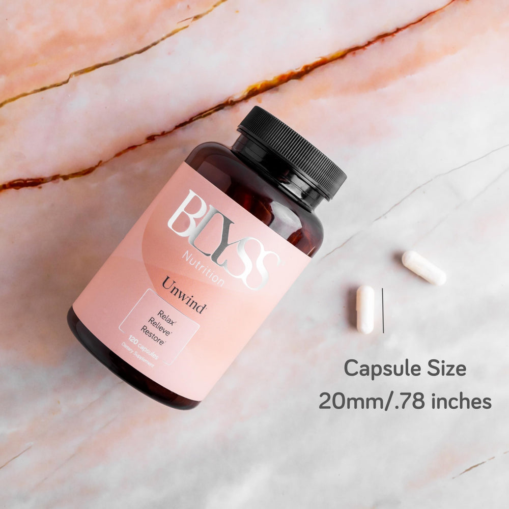 BLYSS Nutrition cápsulas en la palma de la mano para escala y dosificación