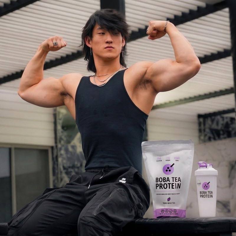 Boba Tea Protein envase en mano para comparar tamaño y porciones