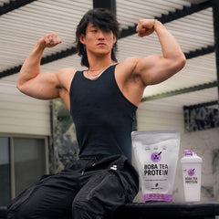 Boba Tea Protein envase en mano para comparar tamaño y porciones
