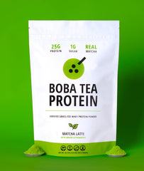 Escena lifestyle con Boba Tea Protein Matcha Latte en mesa moderna