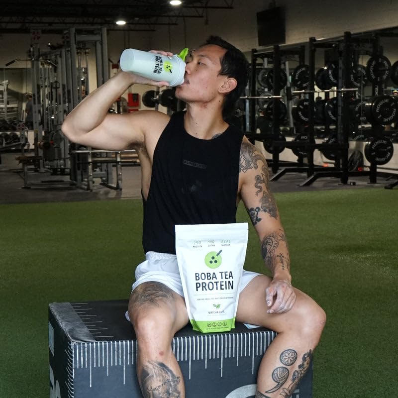 Persona agitando Boba Tea Protein en shaker para mezcla cremosa