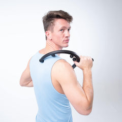 Uso del Body Back Buddy en cuello mostrando cómo libera tensión en trapecio y cuello