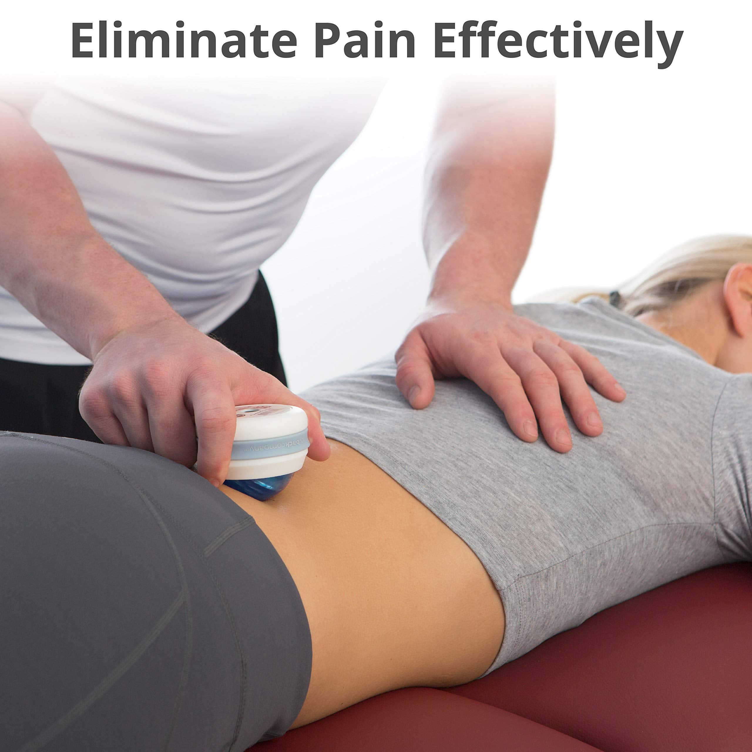 Body Back masajeador junto a una mano para comparar tamaño portátil