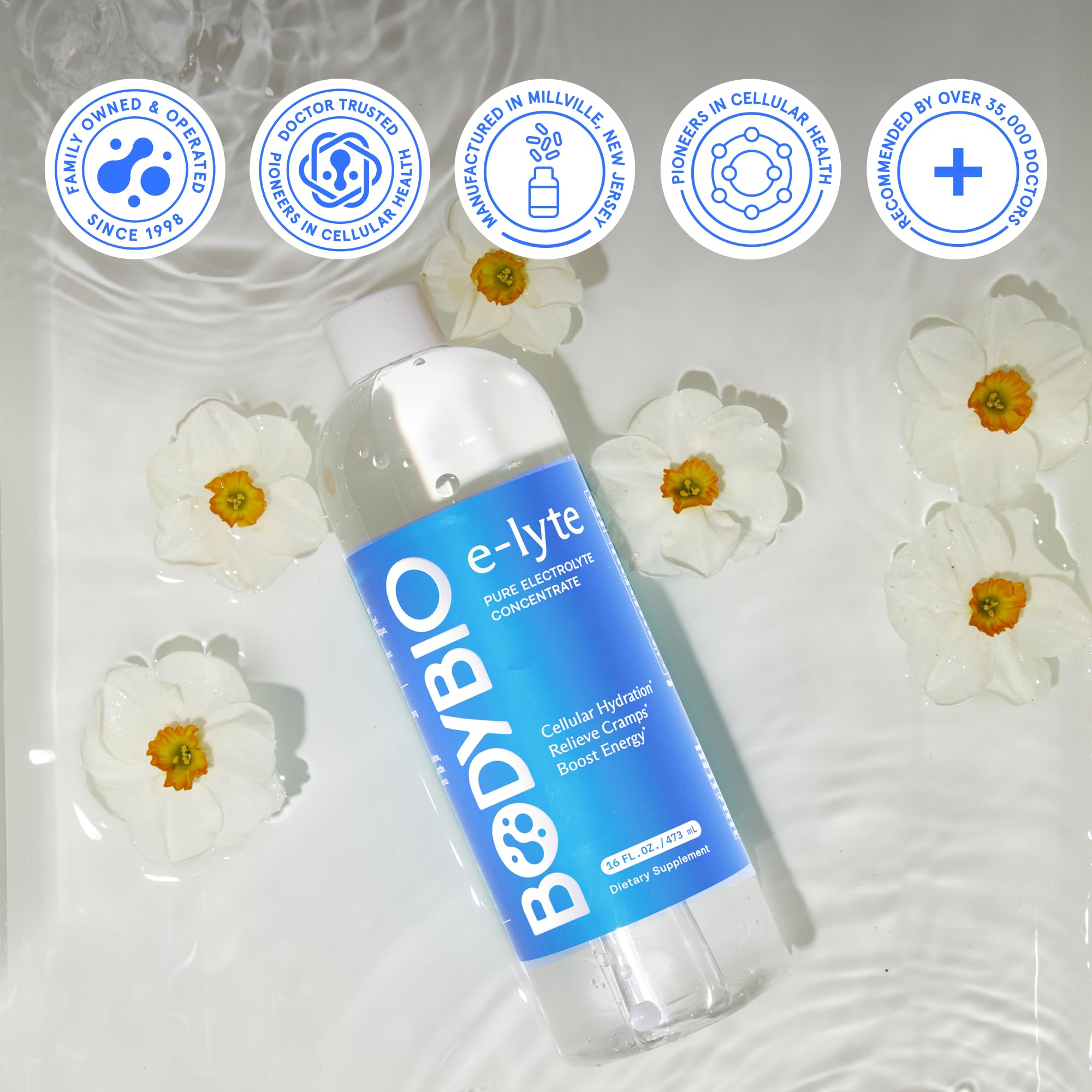BodyBio e-Lyte mujer activa caminando con botella, hidratación durante ejercicio