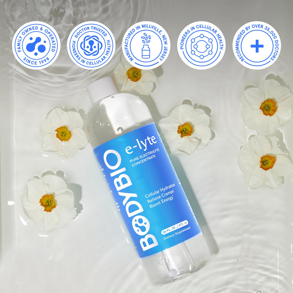 BodyBio e-Lyte mujer activa caminando con botella, hidratación durante ejercicio