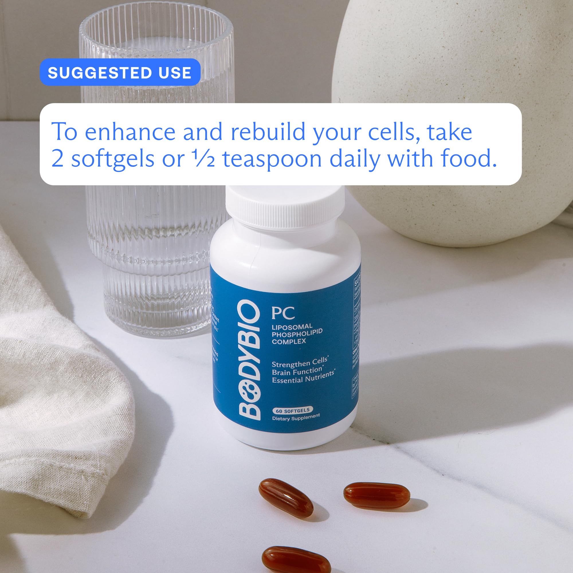 Comparación de tamaño de cápsula BodyBio PC en la mano para dosificación clara