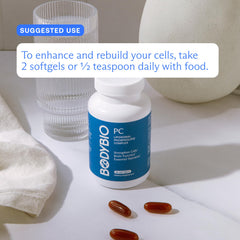 Comparación de tamaño de cápsula BodyBio PC en la mano para dosificación clara