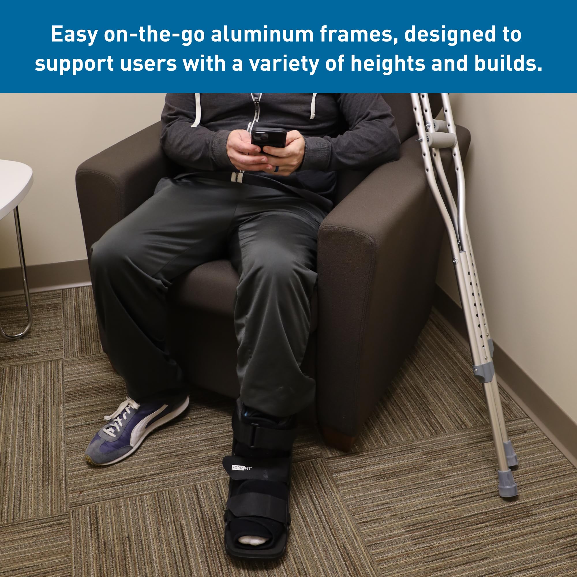 BodyMed muletas junto a una regla para comparar altura y verificar ajuste