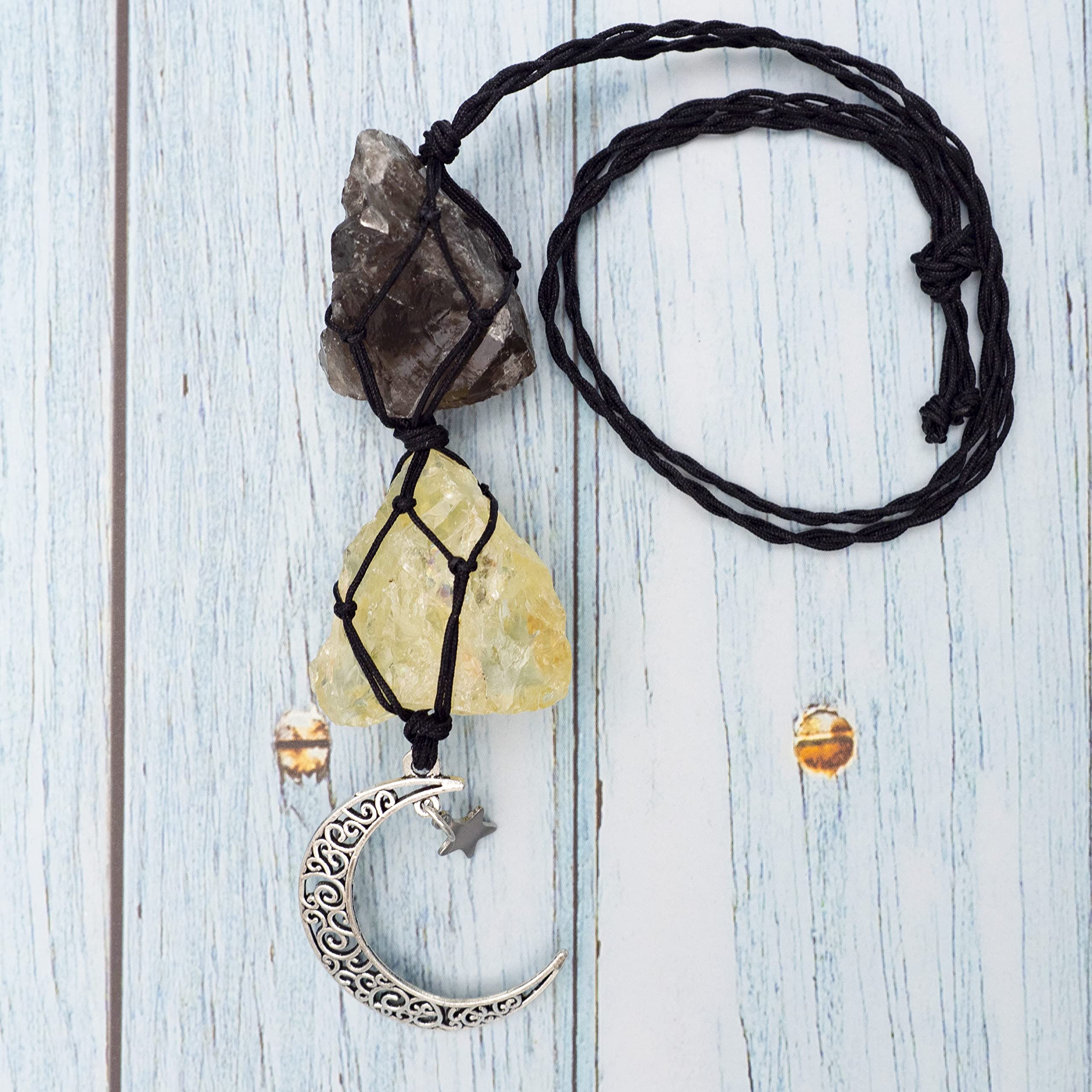 BOHO GARDEN colgante sostenido en mano, demuestra tamaño y acabado artesanal