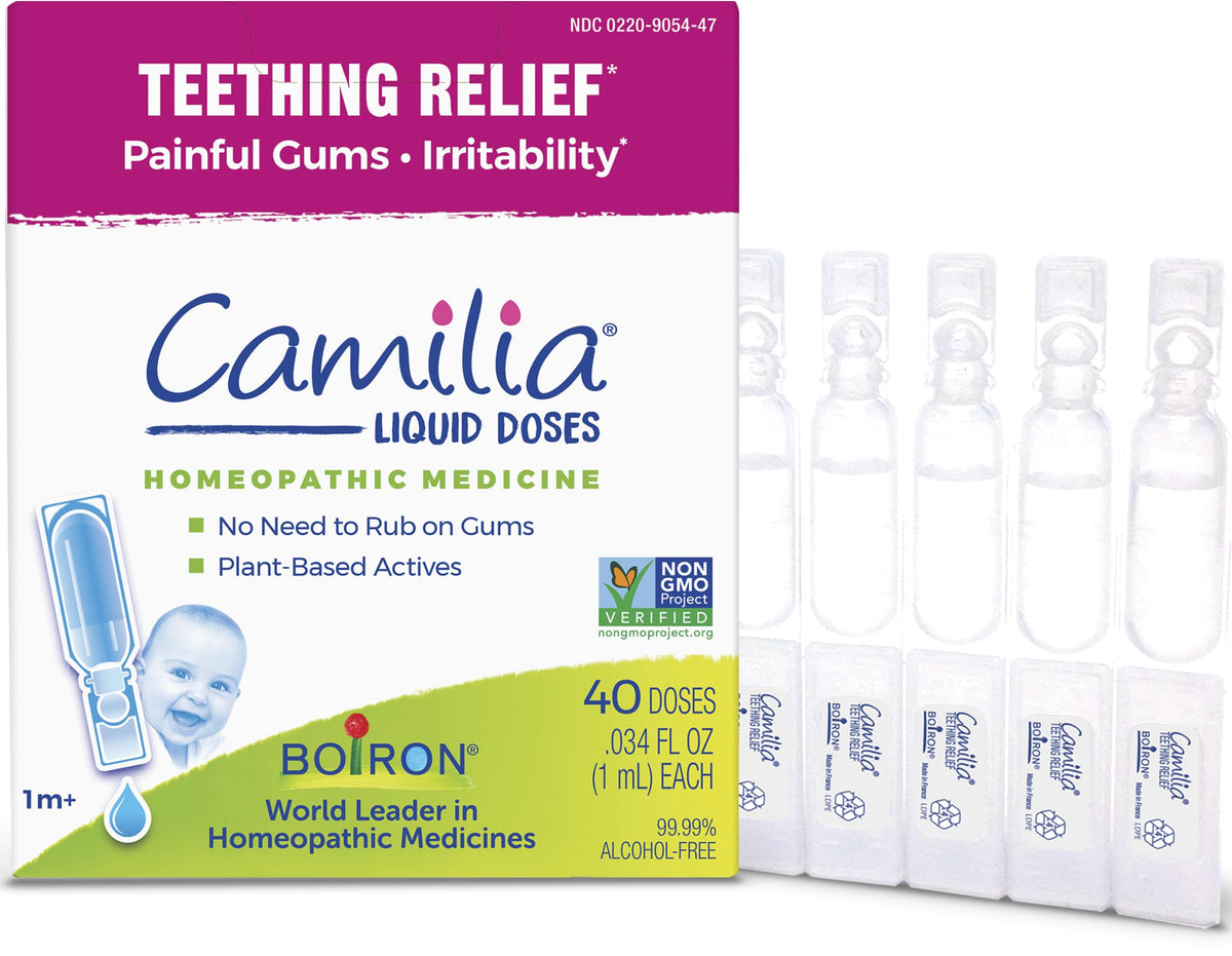 Boiron Camilia frente del empaque mostrando las 8 cajas prácticas y beneficios de transporte